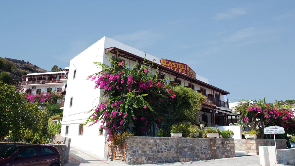 Το Casteli Hotel πάνω από τη Σκάλα της Πάτμου